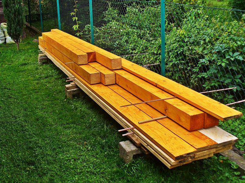 menuisier-BARGEME-min_boards_the_rafters_joinery_tree_painting_wood_colored_paint-871508