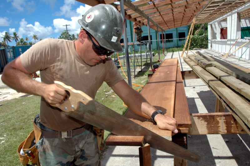 menuisier-BARGEME-min_worker_construction_building_carpenter_male_job_build_helmet-893290